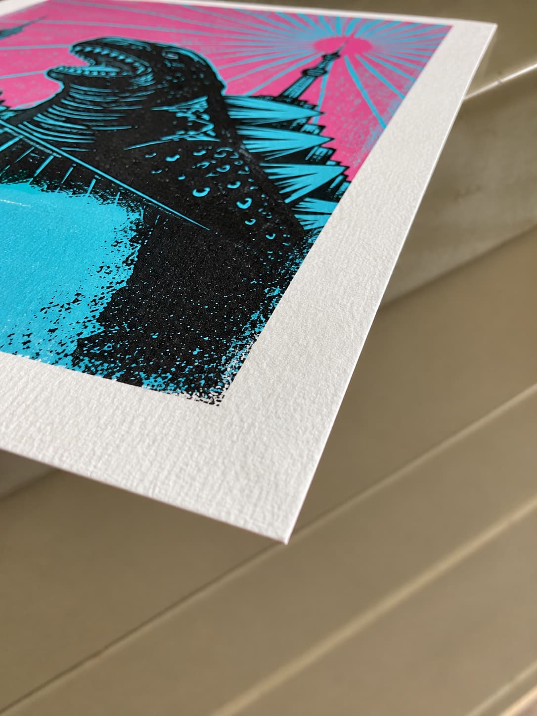 Detail der Papierstruktur des Space Fish Linoldrucks