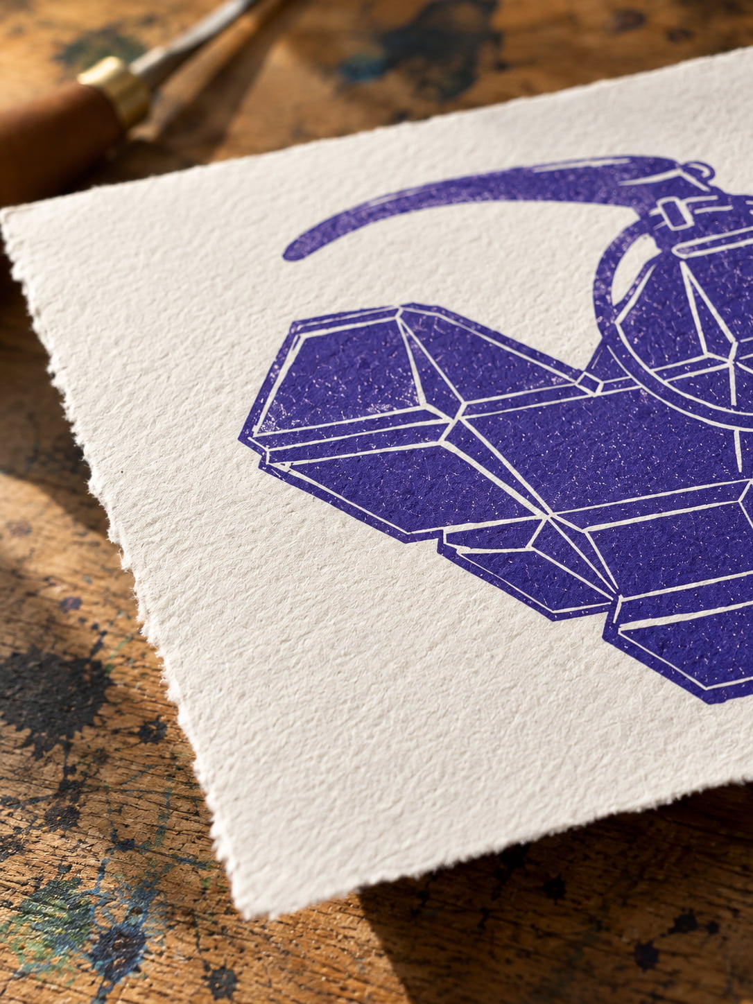 Grenade Heart Linoldruck – Detail auf strukturiertem Papier von Blackbeardprint