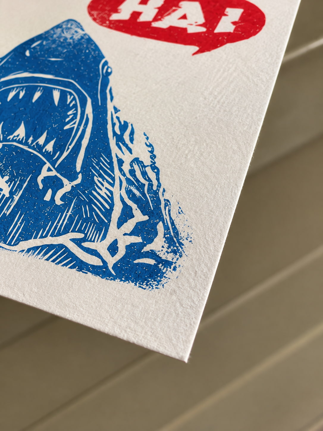 Hai Linoldruck – Detail der Papierstruktur von Blackbeardprint