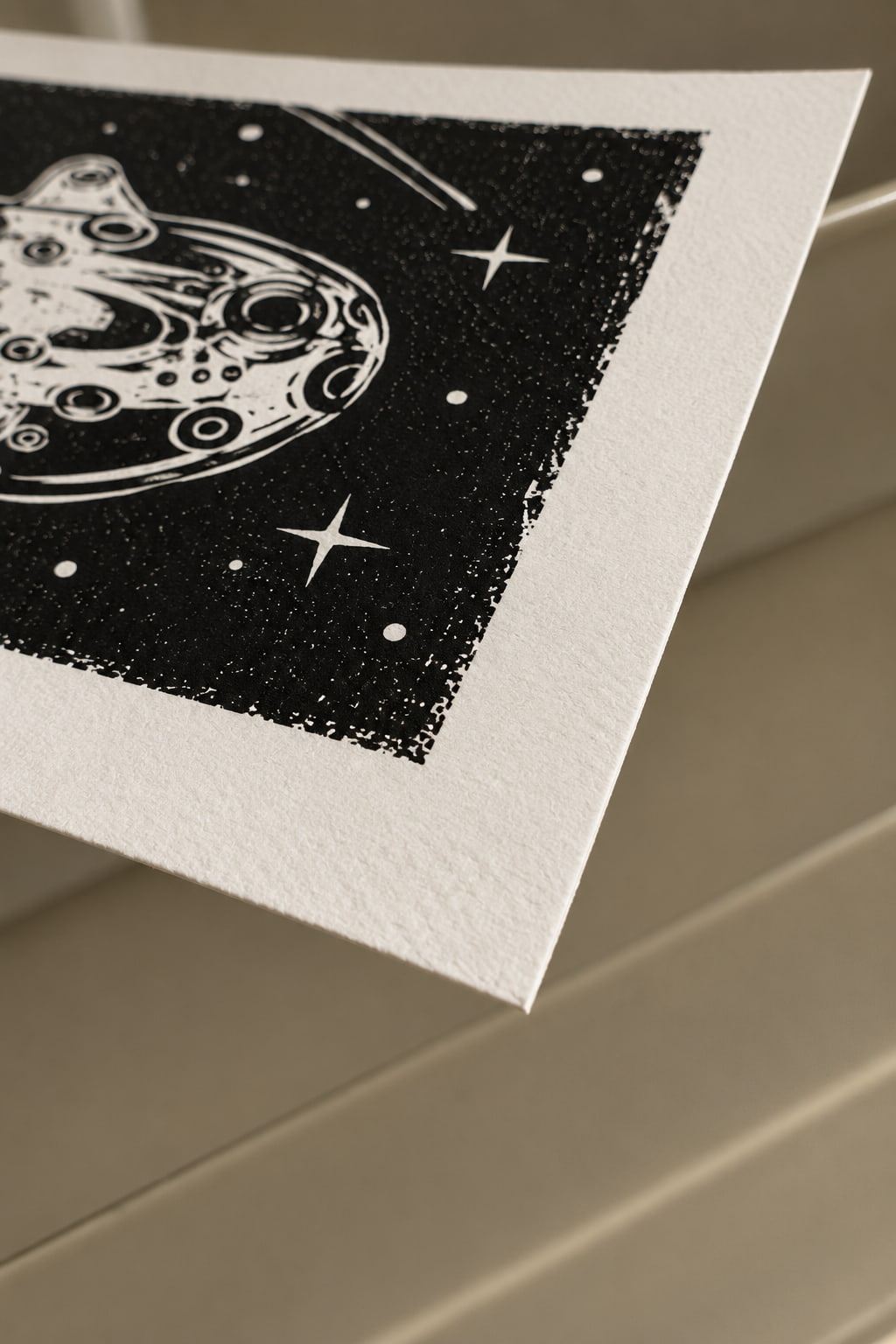Detail der Papierstruktur des Space Fish Linoldrucks