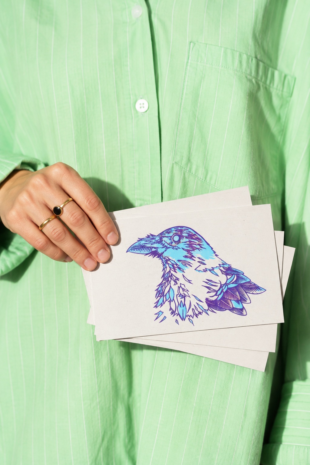 Rabe Siebdruck DIN A5 Postkarte in der Hand von Blackbeardprint