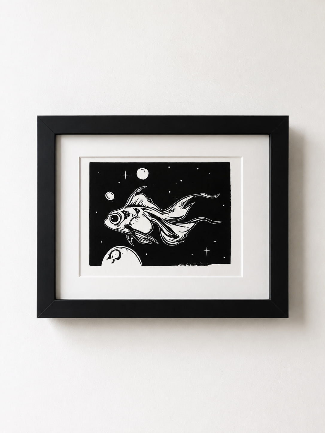 Space Fish Linoldruck gerahmt von Blackbeardprint