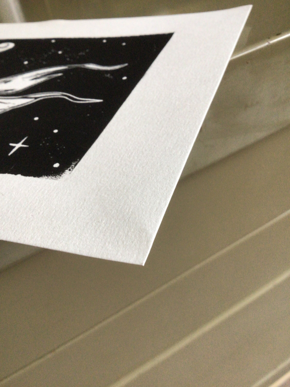 Detail der Papierstruktur des Space Fish Linoldrucks